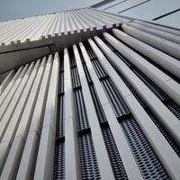 Mur-rideau en panneaux d'aluminium de forme irrégulière Prima, conception renforcée, cadre dissimulé, pour immeuble de bureaux