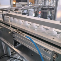 Machine d'assemblage entièrement automatique de bouchons en plastique à commande PLC et entraînement mécanique, haute performance, pour produits chimiques, boissons et aliments