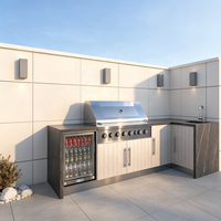 Cuisine extérieure avec réfrigérateur, îlot de cuisson climatisé avec évier de préparation et étagère de barbecue pour l'accueil toute la journée
