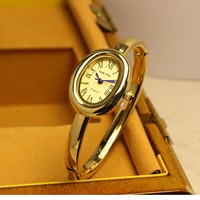 Shenzhen Capstan Jewelry Co., Ltd Source Jewelry Factory Montre à bracelet ouvert en alliage d'or poli miroir avec cadran en cristal en forme de cœur et perle