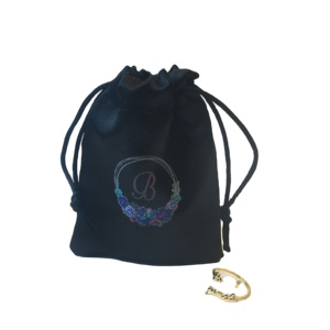Pochette à bijoux en satin noir avec cordon de serrage et logo personnalisé, idéale pour l'emballage de bijoux, les cadeaux et les sacs de cadeaux - Product Image 2