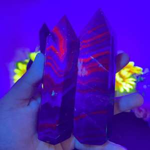 Torre de Fluorita Rosa Negra Fluorescente de Alta Calidad al por Mayor, Varita de Cristal Reactiva a los Rayos UV para Decoración del Hogar y Adorno - Product Image 6