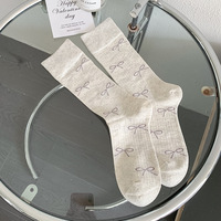 Chaussettes de vent de ballet de longueur moyenne noire et blanche pour femmes avec nœud Automne Printemps Bandes verticales empilées Position du logo du corps