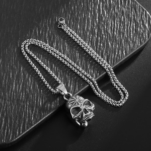 Collar con colgante de calavera de acero inoxidable, dije de hoja de arce de dos tonos, joyería de regalo - Product Image 4