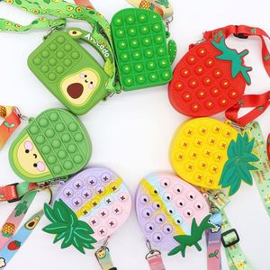 กระเป๋าถือซิลิโคนลายการ์ตูนแฟชั่นใหม่ กระเป๋าใส่เหรียญแบบมีซิป สายสะพายไหล่เดี่ยว สำหรับเด็กผู้หญิง - Product Image 1