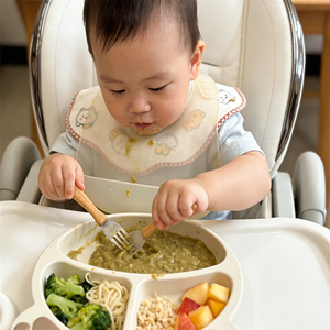 Ensemble d'alimentation pour bébé en <span class=keywords><strong>silicone</strong></span> personnalisé en gros, assiettes à ventouse étanches, bavoir, fourchettes <span class=keywords><strong>et</strong></span> cuillères à manche en <span class=keywords><strong>bois</strong></span> pour tout-petits - Product Image 6