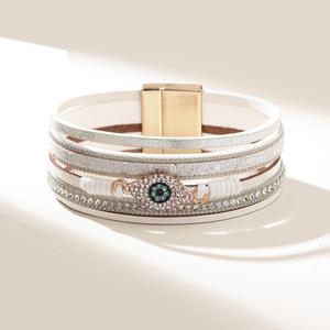 สร้อยข้อมือหนังหลายชั้นสไตล์โบฮีเมียน ลดราคาสุดฮอต พร้อมตัวล็อกแม่เหล็กโลหะ ประดับคริสตัลรูปตาปีศาจ - Product Image 1