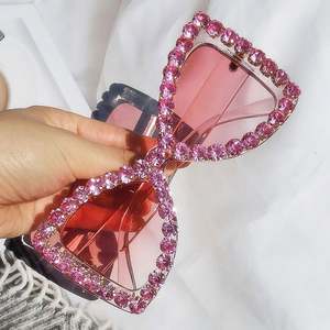 Lunettes de soleil papillon surdimensionnées œil de chat vintage de luxe roses avec strass et diamants pour femme – Collection 2022 - Product Image 2