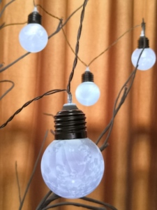 Luzes de corda externas de cobre com bateria de cobre e globo fosco com padrão de penas 10L para quintal e jardim - Product Image 4