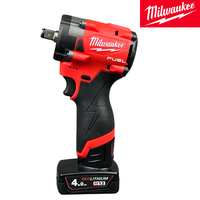Clé dynamométrique Milwaukee 60 N.m 1/2'' avec batterie 5 Ah, embout carré, design compact pour travaux domestiques et de construction