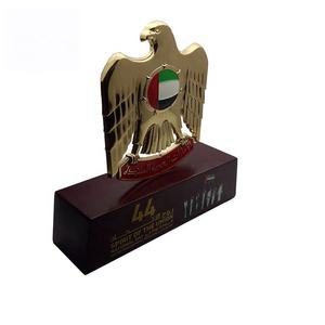 कस्टम <span class=keywords><strong>1971</strong></span> हार्ड नाम कंपनी व्यवसाय उपहार डेस्क पुरस्कार धातु ट्रॉफी यूए राष्ट्रीय दिवस के लिए - Product Image 6
