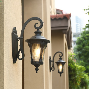 Lampe murale solaire extérieure en alliage d'aluminium noir, LED 2700K blanc chaud, IP65 étanche, diffuseur en verre trempé, 18 cm de haut, pour usage en jardin - Product Image 6