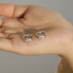 Boucles d'oreilles créoles clipsables Dylam au design tendance en argent 925 avec pierre de moissanite D VVS1 en forme de goutte d'eau géométrique pour femme - Product Image 2