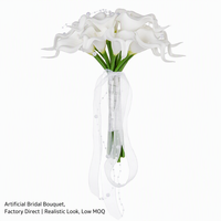 Élégant Bouquet Artificiel de Phalaenopsis Blanc avec Anneau Perlé et Feuillage Vert – Décoration de Mariage et de Cérémonie Nuptiale à Tenir à la Main