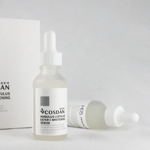Sérum éclaircissant pour le visage à base de houblon naturel, vitamine C et inhibiteur de tyrosinase pour le contrôle de la mélanine - Product Image 1