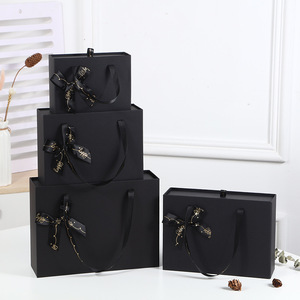 Caja de embalaje rectangular negra con lazo bronceado para regalo de perfume, afeitadora y vela para novio - Product Image 1