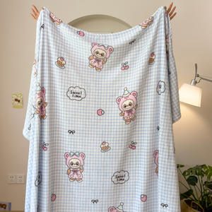 Ventes en gros de couvertures moelleuses pour filles imprimées par sublimation d'anime, couvertures en flanelle épaisse pour la maison, le bureau et les voyages - Product Image 1