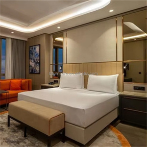 Proyecto OEM de Muebles Personalizados para Dormitorios de Hotel: Estructura de Cama King de Madera Duradera y Juego de Colchón con Cabecero Tapizado y Mesitas de Noche - Product Image 1