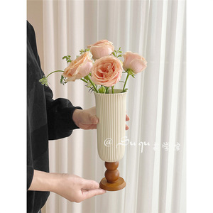 Jarrón de Cerámica Suqu con Base de Madera, Rayas Verticales, Estilo Campestre Francés, para Arreglos Florales e Hidroponía - Product Image 1