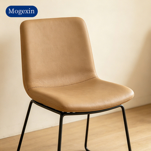 Chaise de salle à manger moderne en cuir beige rembourrée avec pieds en métal noir, design minimaliste pour cuisine, salle à manger, salon, chambre à coucher - Product Image 1