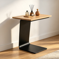 Table basse moderne minimaliste en forme de C, plateau en métal, pieds durables, table d'appoint pour le salon