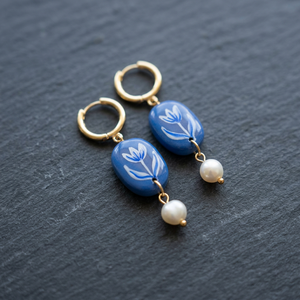 Boucles d'oreilles créoles vintage en acrylique bleu, plaquées or avec pendentif imitation perle - Product Image 4