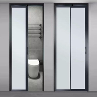 Portes pliantes modernes avec fonctions coulissantes intégrées, verre trempé, moustiquaire en fibre de verre, design intérieur pour petites salles de bain