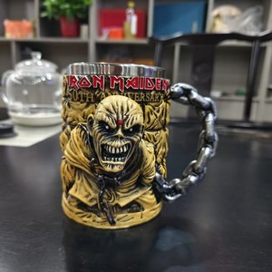 Taza de la Banda de Rock del <span class=keywords><strong>50</strong></span> <span class=keywords><strong>Aniversario</strong></span> Más Vendida - Taza de Resina y Acero Inoxidable de 10.2 oz MBA26 con Cuerpo Icónico de Eddie en 3D - Product Image 5