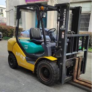 Montacargas Usado Komatsu de 3 Toneladas, Diésel, Tracción en las Cuatro Ruedas, Manual, Todo Terreno, Mástil de Dos Etapas, Neumáticos Sólidos/Neumáticos, para Construcción - Product Image 4