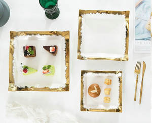 Venta al por mayor Juego de <span class=keywords><strong>vajilla</strong></span> de lujo Diseño de flores cuadradas Placa de borde de <span class=keywords><strong>oro</strong></span> de cerámica Ecológico para placa de cargador para bodas Venta caliente - Product Image 3