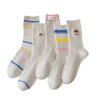 Chaussettes mi-mollet colorées à rayures mouchetées pour femmes, avec broderie de dessin animé mignon, chaussettes décontractées douces et respirantes pour usage quotidien