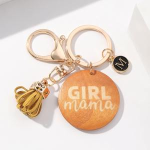 Porte-clés rond en bois avec inscription personnalisée MAMA, design à pompon court, cadeau pour la fête des mères, fabriqué en cuir PU, vente chaude - Product Image 4