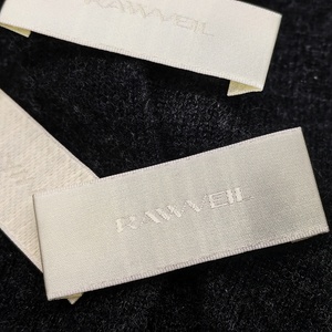 Étiquette en <span class=keywords><strong>tissu</strong></span> de coton personnalisée de luxe à pliage final, en rouleau, écologique, avec logo de marque privée, en damassé haute densité, tissée pour couture de col - Product Image 4