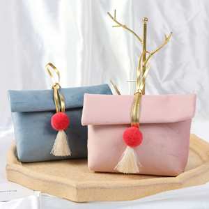 Sacs cadeaux élégants en velours portables pour mariages et Noël, pour emballer des bonbons, du chocolat et des bijoux - Product Image 1