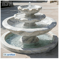 Fontaine de sculpture d'eau en marbre sculptée à la main à trois étages pour la décoration de jardin et de cour