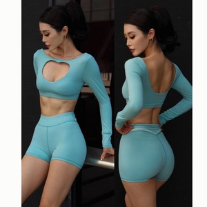 เสื้อฟิตเนสผู้หญิงไซส์พลัสแบบกลับด้านได้ เซ็กซี่เว้าแหวก ชุดออกกำลังกายแบบครอปท็อป แขนยาวเข้ารูป ชุดเซ็ต 2 ชิ้น - Product Image 4