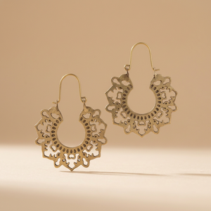 Boucles d'oreilles créoles bohèmes à motif géométrique tendance en laiton découpé à l'acide et imitation perle pour femme, idéales pour mariage, anniversaire ou soirée - Product Image 1