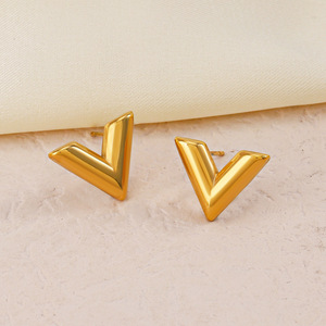 Vente en gros Collier classique en forme de V Pendentif Boucles d'oreilles Bracelet Ensemble de bijoux en or en acier inoxydable - Product Image 3