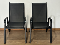 Chaise d'extérieur empilable moderne en tube d'acier noir avec tissu Teslin, design empilable populaire pour jardin, restaurant, salle à manger, rotin