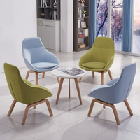 Ensemble de mobilier commercial d'intérieur : Chaise en tissu doux, pieds en métal type traîneau, table d'appoint ronde en bois pour bureau, hôtel, salon, projet de rénovation