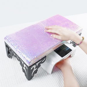Coussin repose-mains professionnel en PU effet écailles de poisson colorées pour manucure et nail art en salon - Product Image 1