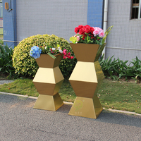 Pot de fleurs géométrique contemporain en métal, grand récipient décoratif en acier pour plantes, idéal pour la décoration intérieure de galeries d'art modernes