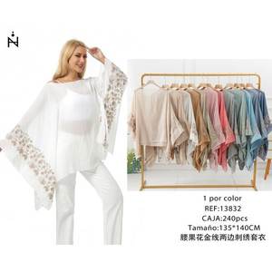 Suéter bordado con hilo dorado y diseño de flor de Paisley, chal de 135*140 cm, pareo para la playa. - Product Image 1