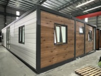 Maisons mobiles sur plateformes à châssis en acier de 20 pieds, conçues sur mesure avec ailes étendues, terrasse et murs en verre
