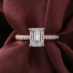 时尚订婚饰品10k玫瑰金祖母绿切割辉石戒指，带GRA认证戒指