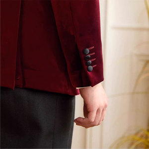 Costume de luxe pour <span class=keywords><strong>homme</strong></span> en mélange de laine, <span class=keywords><strong>blazer</strong></span> de smoking <span class=keywords><strong>bordeaux</strong></span> en velours avec revers en satin, coupe ajustée pour mariage de prestige - Product Image 4