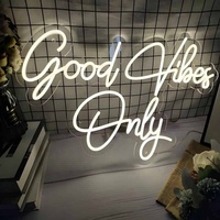 Enseigne néon personnalisée vintage en écriture cursive, logo lumineux LED chaleureux sur mesure pour l'intérieur de boulangerie et la devanture de magasin
