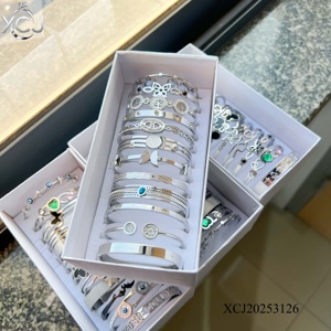 Conjunto de 12 Pulseiras de Moda em Aço Inoxidável com Revestimento em Prata PVD para Mulheres, Caixa de Presente com Figuras Aleatórias - Product Image 1