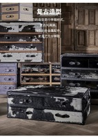 Table basse console de style aviateur, luxe rétro industriel, avec fourrure de vache véritable et chaise de bureau vintage pour la maison