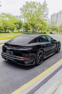 ชุดแต่งคาร์บอนไฟเบอร์สำหรับ Porsche Panamera 976 สภาพใหม่ ประกอบด้วยลิ้นกันชนหน้า ดิฟฟิวเซอร์ สปอยเลอร์ สเกิร์ตข้าง และลิ้นกันชนหน้าคาร์บอนไฟเบอร์ - Product Image 3